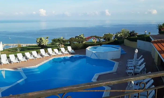 Rexer-Parghelia-stanze-da-letto-e-piscina-a-due-passi-daTropea-Terrazzo