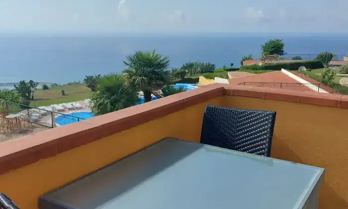 Rexer-Parghelia-stanze-da-letto-e-piscina-a-due-passi-daTropea-Terrazzo
