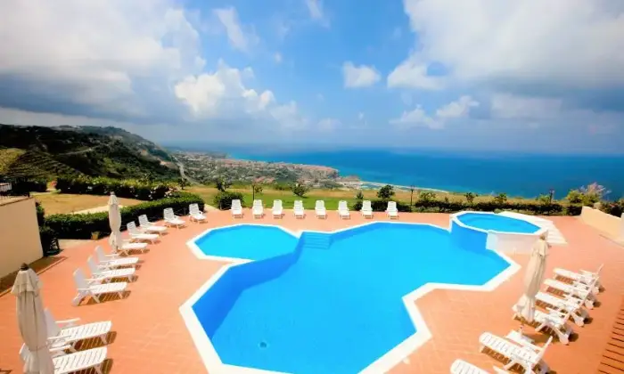 Rexer-Parghelia-stanze-da-letto-e-piscina-a-due-passi-daTropea-Terrazzo