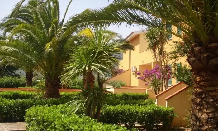 Rexer-Parghelia-stanze-da-letto-e-piscina-a-due-passi-daTropea-Giardino