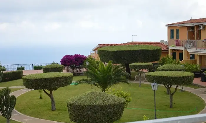 Rexer-Parghelia-stanze-da-letto-e-piscina-a-due-passi-daTropea-Giardino