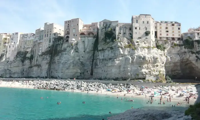 Rexer-Parghelia-stanze-da-letto-e-piscina-a-due-passi-daTropea-Altro