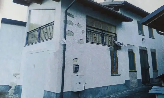 Rexer-Montesegale-Terratetto-unifamiliare-frazione-Bregne-Superiore-Montesegale-Garage