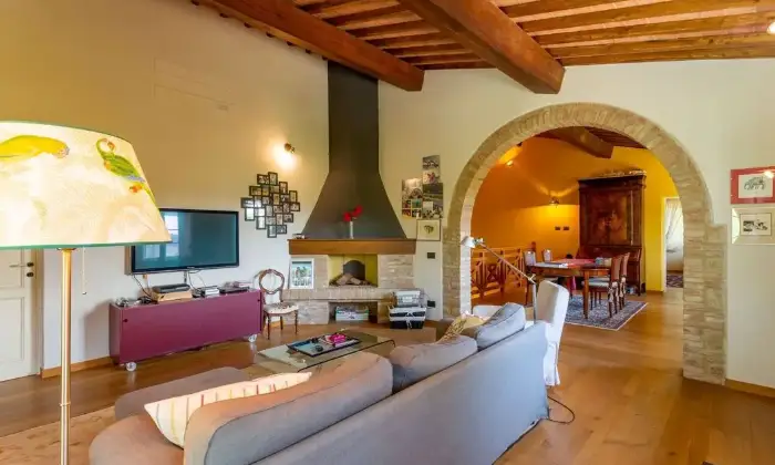 Rexer-San-Miniato-Vendesi-borgo-con-azienda-agricola-a-San-Miniato-Salone