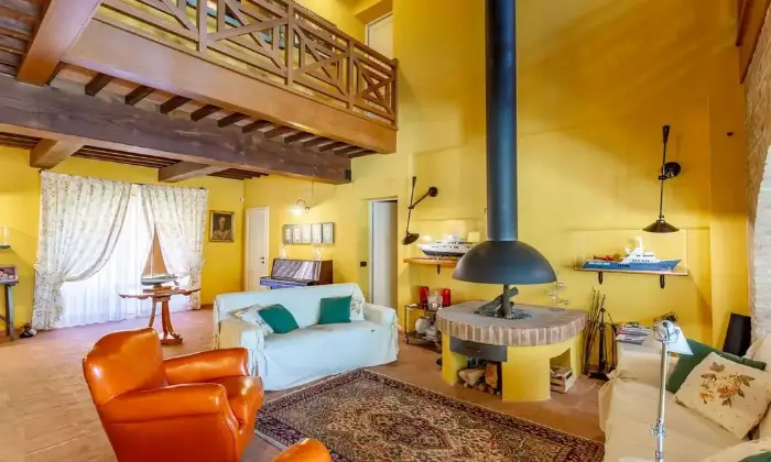 Rexer-San-Miniato-Vendesi-borgo-con-azienda-agricola-a-San-Miniato-Salone