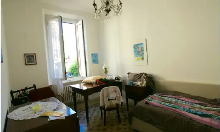 Rexer-La-Spezia-Appartamento-in-vendita-in-via-XX-Settembre-a-La-Spezia-CameraDaLetto