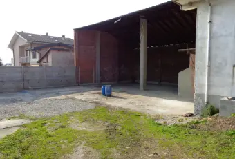 Rexer-Trecate-Vendesi-magazzino-in-zona-residenziale-Garage