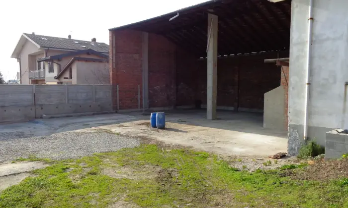 Rexer-Trecate-Vendesi-magazzino-in-zona-residenziale-Garage