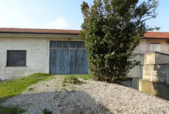 Rexer-Trecate-Vendesi-magazzino-in-zona-residenziale-Giardino