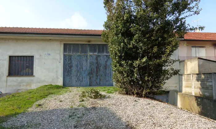 Rexer-Trecate-Vendesi-magazzino-in-zona-residenziale-Giardino