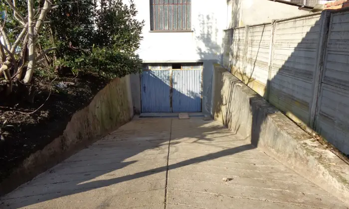Rexer-Trecate-Vendesi-magazzino-in-zona-residenziale-Garage