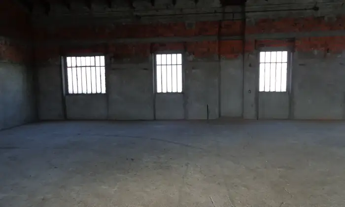 Rexer-Trecate-Vendesi-magazzino-in-zona-residenziale-Altro