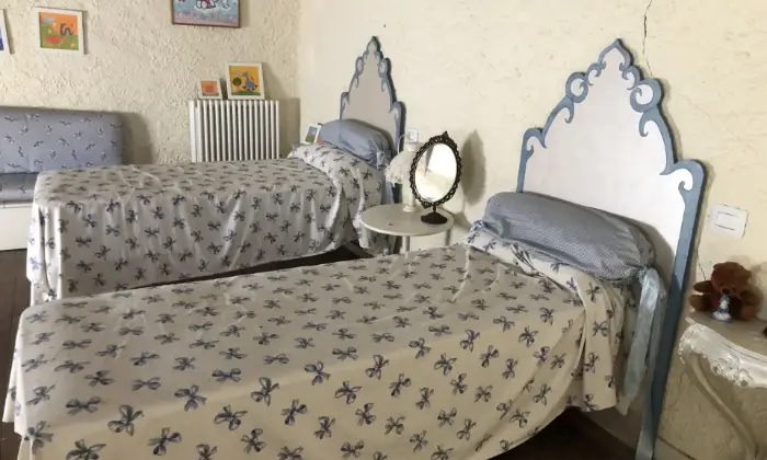 Rexer-Bettola-Affitto-Suggestivo-casale-sulle-colline-piacentineimmerso-nel-verde-CameraDaLetto