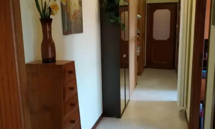Rexer-Fabro-Vendesi-ampio-appartamento-semiammobiliato-ristrutturato-Corridoio