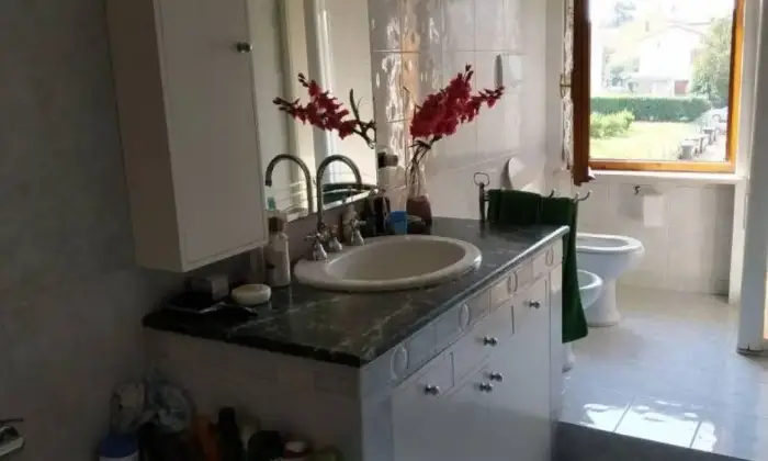 Rexer-Fabro-Vendesi-ampio-appartamento-semiammobiliato-ristrutturato-Bagno