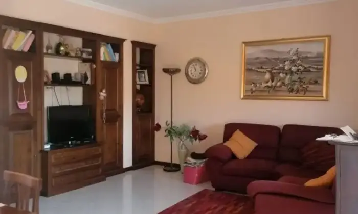 Rexer-Fabro-Vendesi-ampio-appartamento-semiammobiliato-ristrutturato-Salone