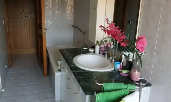 Rexer-Fabro-Vendesi-ampio-appartamento-semiammobiliato-ristrutturato-Bagno