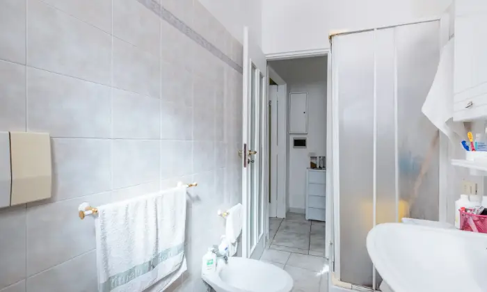 Rexer-Roma-Luminoso-e-comodo-appartamento-in-zona-tranquilla-NUDA-PROPRIETA-BAGNO