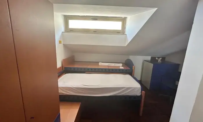 Rexer-Tagliacozzo-Mansarda-ampia-in-villa-in-vendita-a-TAGLIACOZZO-AQ-CAMERA-DA-LETTO