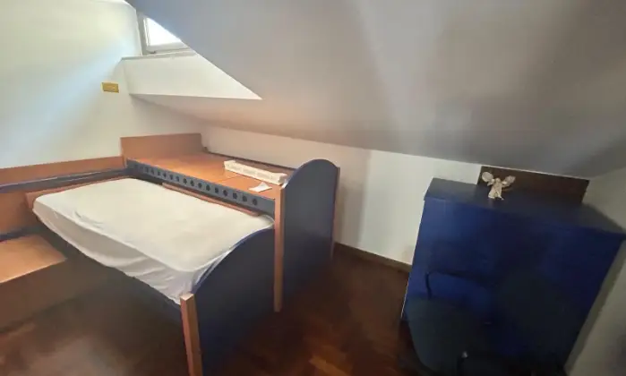 Rexer-Tagliacozzo-Mansarda-ampia-in-villa-in-vendita-a-TAGLIACOZZO-AQ-CAMERA-DA-LETTO