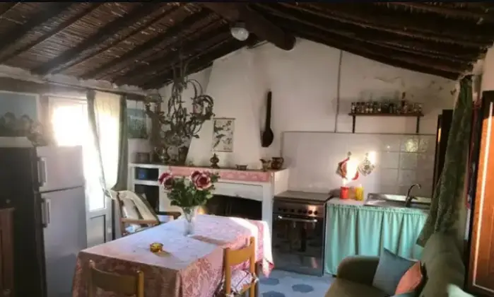 Rexer-Ussassai-Vendesi-casa-indipendente-con-grande-prospettiva-di-investimento-Salone