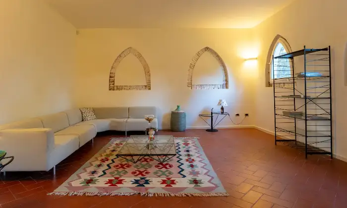 Rexer-San-Miniato-Casale-In-toscana-con-piscina-e-campo-da-tennis-Salone