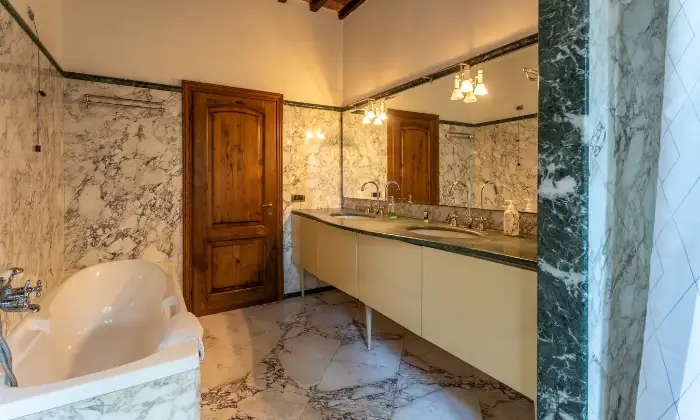 Rexer-San-Miniato-Casale-In-toscana-con-piscina-e-campo-da-tennis-Bagno