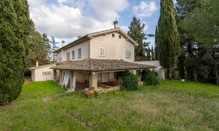 Rexer-San-Miniato-Casale-In-toscana-con-piscina-e-campo-da-tennis-Giardino