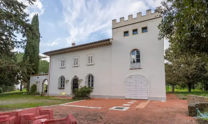 Rexer-San-Miniato-Casale-In-toscana-con-piscina-e-campo-da-tennis-Giardino