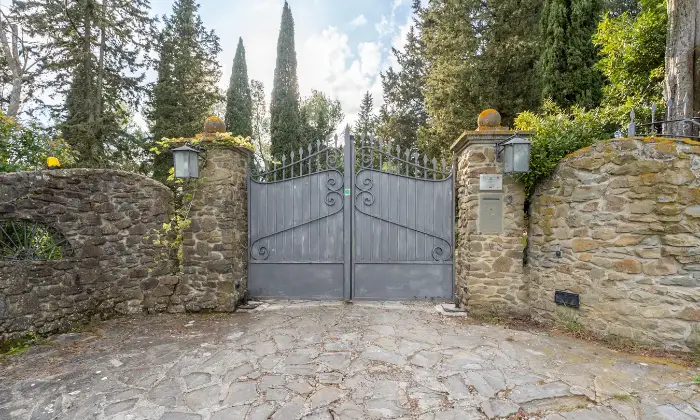 Rexer-San-Miniato-Casale-In-toscana-con-piscina-e-campo-da-tennis-Giardino