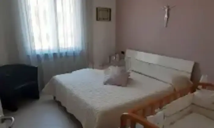 Rexer-La-Spezia-Appartamento-su-due-piani-in-vendita-in-via-Sarzana-CameraDaLetto