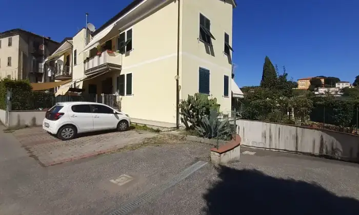 Rexer-La-Spezia-Appartamento-su-due-piani-in-vendita-in-via-Sarzana-Facciata