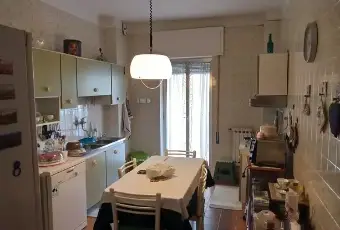 Rexer-Palermo-Vendesi-appartamento-vani-Viale-Croce-Rossa-con-box-Cucina