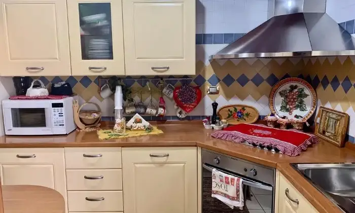 Rexer-Gela-Vendesi-appartamento-su-due-piani-in-via-Castelluccio-a-Gela-Cucina