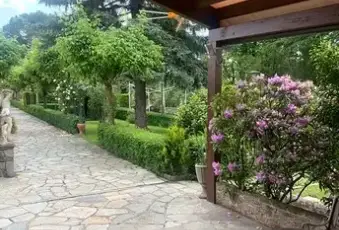 Rexer-Bricherasio-Vendesi-villa-con-casa-padronale-Giardino