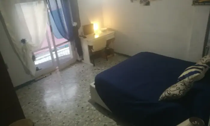 Rexer-Napoli-Deliziosa-stanza-per-studentesse-e-dottoresse-di-fronte-policlinico-CameraDaLetto