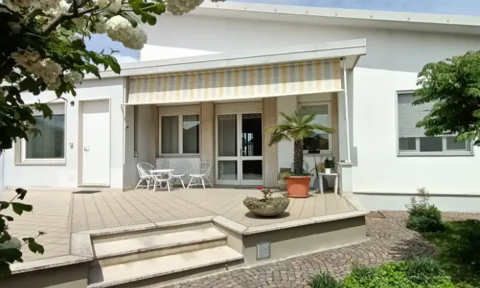 Rexer-Trino-Vendesi-Villa-con-giardino-baciata-dal-sole-Giardino