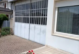 Rexer-Trino-Vendesi-Villa-con-giardino-baciata-dal-sole-Terrazzo