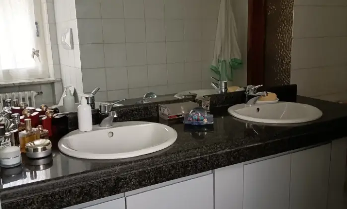 Rexer-Trino-Vendesi-Villa-con-giardino-baciata-dal-sole-Bagno