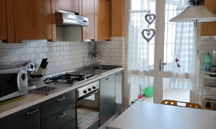 Rexer-Trino-Vendesi-Villa-con-giardino-baciata-dal-sole-Cucina