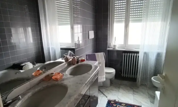 Rexer-Trino-Vendesi-Villa-con-giardino-baciata-dal-sole-Bagno