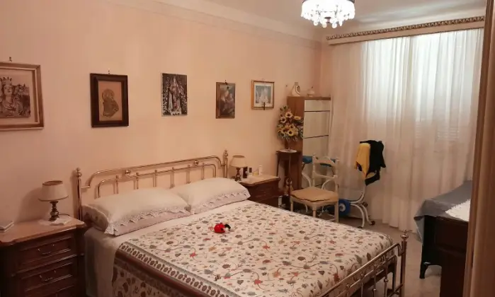Rexer-Grotte-di-Castro-Appartamento-in-palazzo-storico-con-vista-panoramica-sul-lago-CameraDaLetto