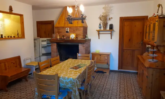 Rexer-Pieve-Torina-Vendo-Casa-indipendente-a-Pieve-TorinaLocalit-Tazza-Salone