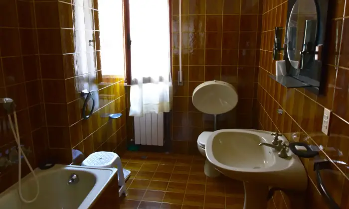 Rexer-Vernio-Vendesi-Terratetto-Indipendente-Libero-su-Tre-Lati-Bagno