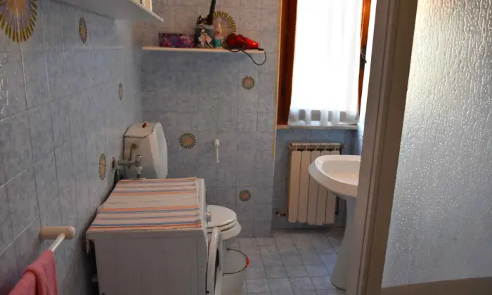 Rexer-Vernio-Vendesi-Terratetto-Indipendente-Libero-su-Tre-Lati-Bagno