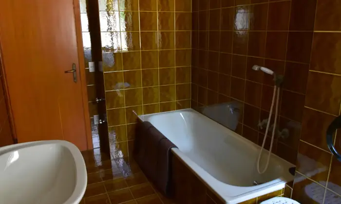 Rexer-Vernio-Vendesi-Terratetto-Indipendente-Libero-su-Tre-Lati-Bagno