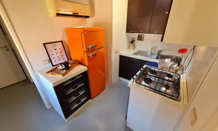 Rexer-Modena-Elegante-Suite-in-antico-borgo-silenzioso-a-min-da-Modena-Cucina