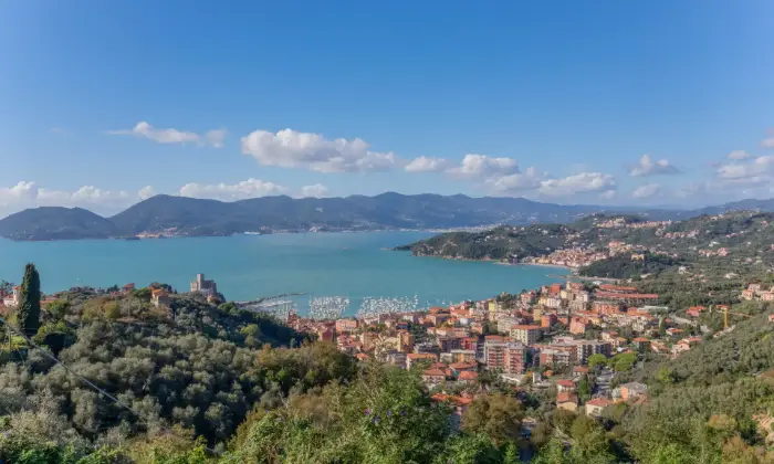 Rexer-Lerici-Panoramico-e-luminoso-bilocale-duplex-con-terrazza-esclusiva-VISTA