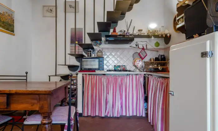 Rexer-Lerici-Panoramico-e-luminoso-bilocale-duplex-con-terrazza-esclusiva-SALONE-CUCINA