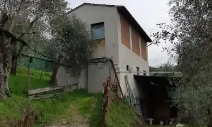 Rexer-Camaiore-Casalecascina-in-vendita-in-via-dei-Bianchini-Giardino